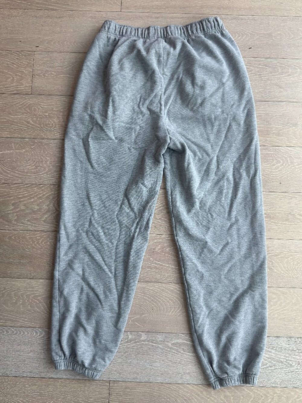Alo Yoga Accolade Sweatpants in Heather Gray - Picture 4 of 4